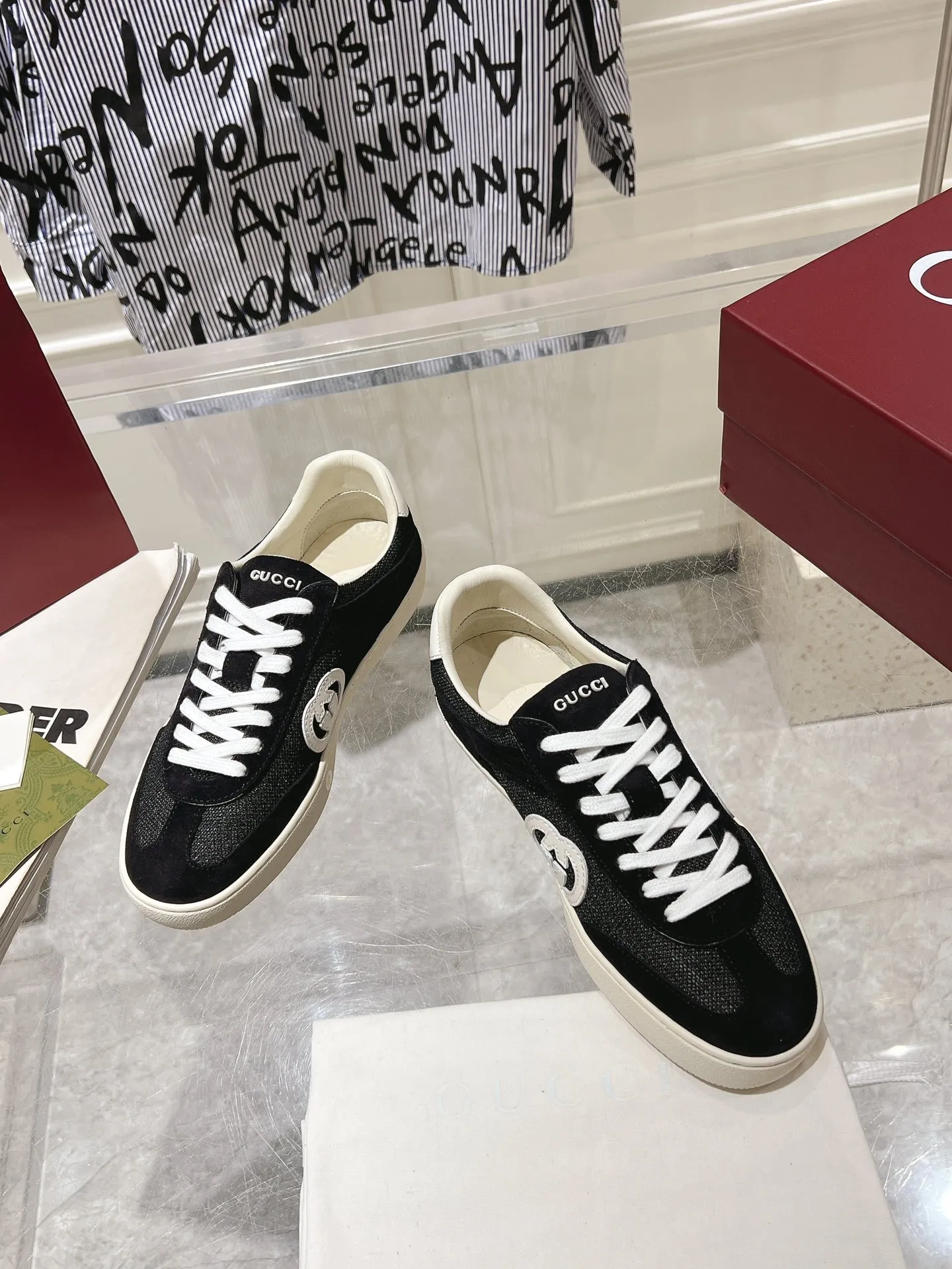 👟👟Ex-factory price 540👟👟Men's size +10 New upgraded version🔥Gucci 2024 new white shoes casual shoes hot recommendation, original TPU soles, original fabrics, original sheepskin lining sheepskin feet🔥Original cover craftsmanship is reproduced one to one! The pursuit of ultimate comfort! 🔥🔥 [Love] Fabric: Imported cow suede + mesh [Love] Packing: Counter-matched red shoe box ➕ Aviation airplane box [Love] Code number: 35-45